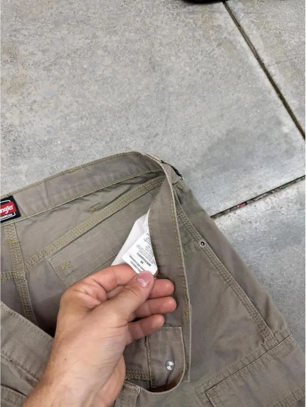 vintage wrangler riggs beige relaxed baggy fit cargo shorts size 34